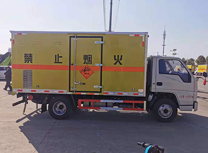 光坡镇爆破器材运输车
